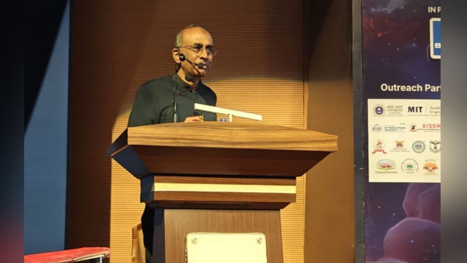 Why we age and what it teaches us about how to live: Dr Venki Ramakrishnan 1 Venkatraman Ramakrishnan