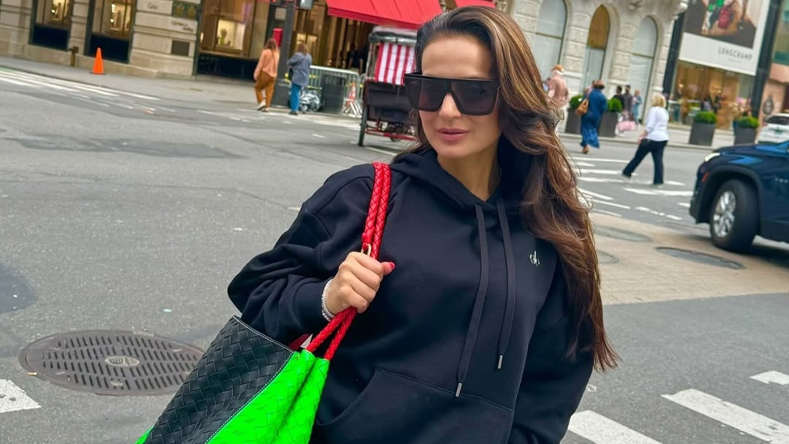 I like my workouts simple yet tough: Ameesha Patel squeezes a quick workout in despite a busy schedule; learn the benefits 1 ameesha patel 2
